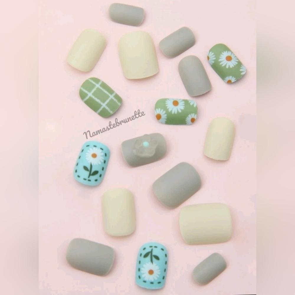 Daisy Press On Nails - Picture 4 of 10